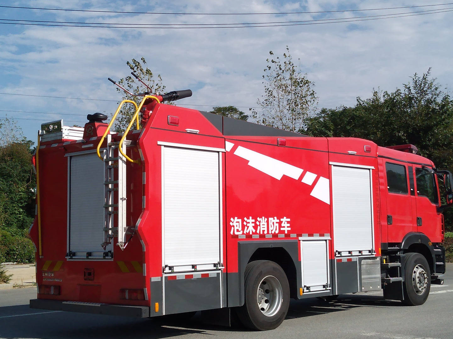 汕德卡7噸水罐消防車