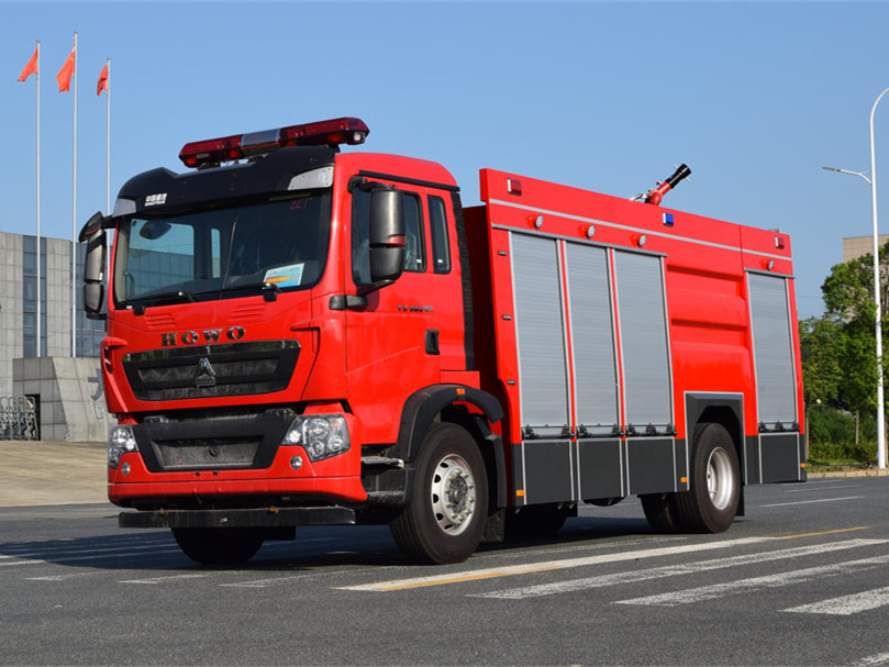 重汽9噸單排水罐消防車