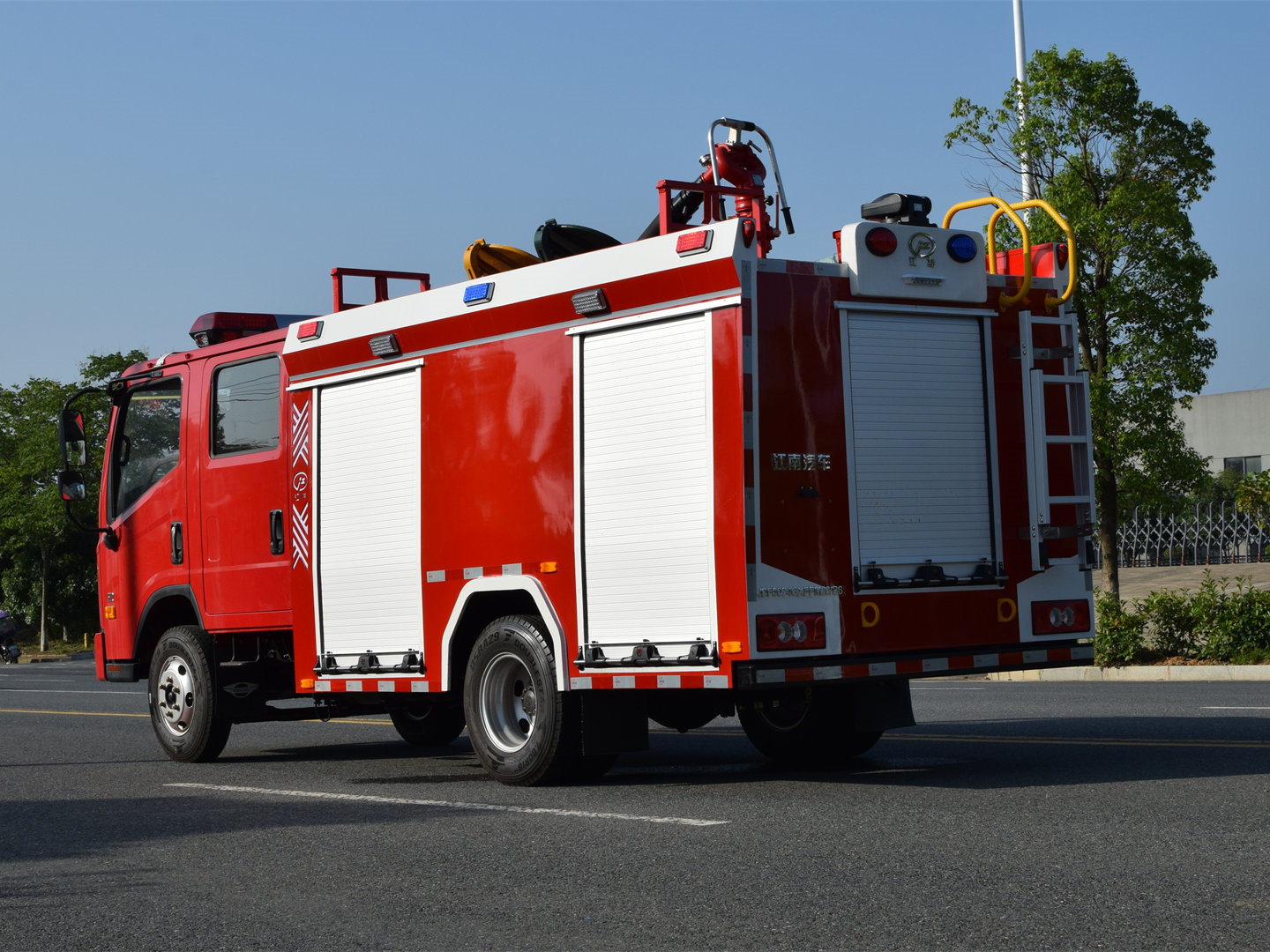 2噸福田領(lǐng)航泡沫消防車(chē)