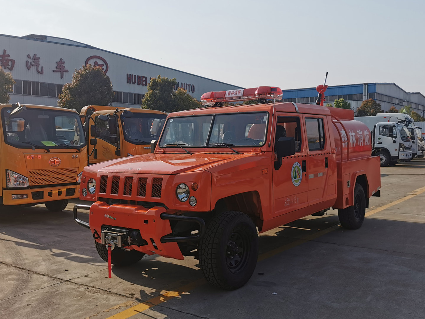 森林四驅勇士雙排1.36噸供水車（圓罐）